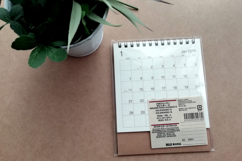 【無印良品】シンプルで部屋に馴染む 2019年卓上カレンダーが機能的で使いやすい