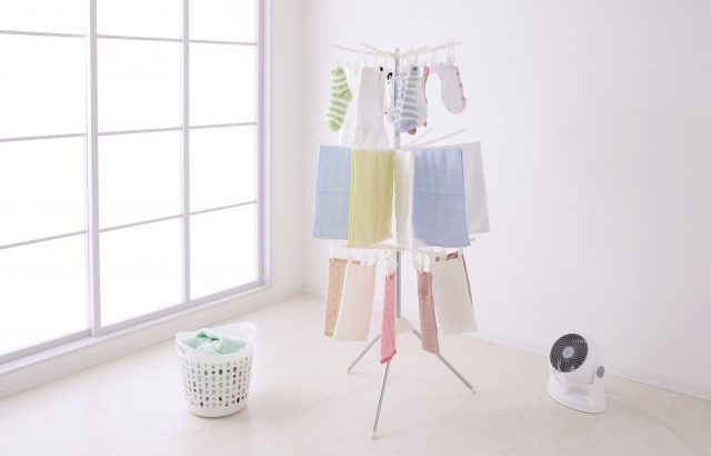 部屋干しでもサーキュレーターを使って洗濯物をすっきり乾かして快適に！嫌な生乾きや部屋干し臭をさせないおすすめの方法